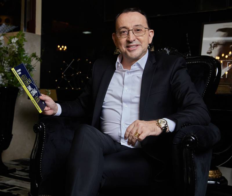Mentor dos mentores: o homem por trás de nomes como Joel Jota, Walcyr Carrasco e Natália Guimarães