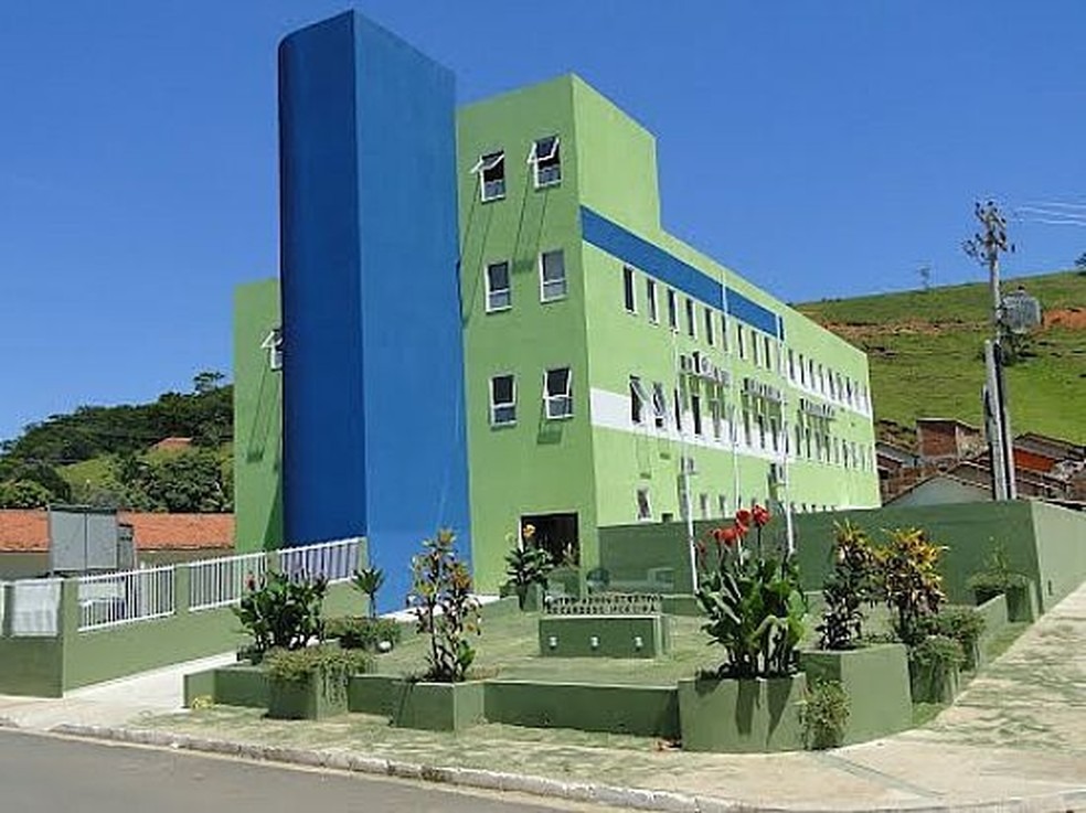 Prefeita de Cardoso Moreira concede reajuste de 7% para servidores