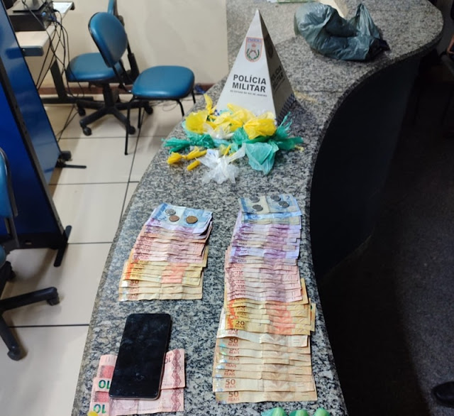 PM apreende drogas, dinheiro e celulares em ação no Bairro do Morro Grande em Italva