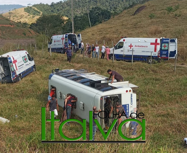 Urgente: Micro-ônibus cai em ribanceira e deixa vários feridos na RJ-230, em Santo Eduardo