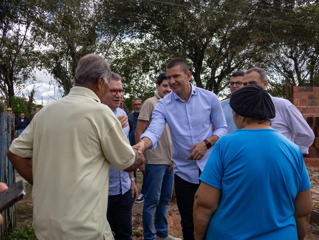 Douglas Ruas percorre Cachoeiras de Macacu e visita obras que beneficiam 50 mil moradores