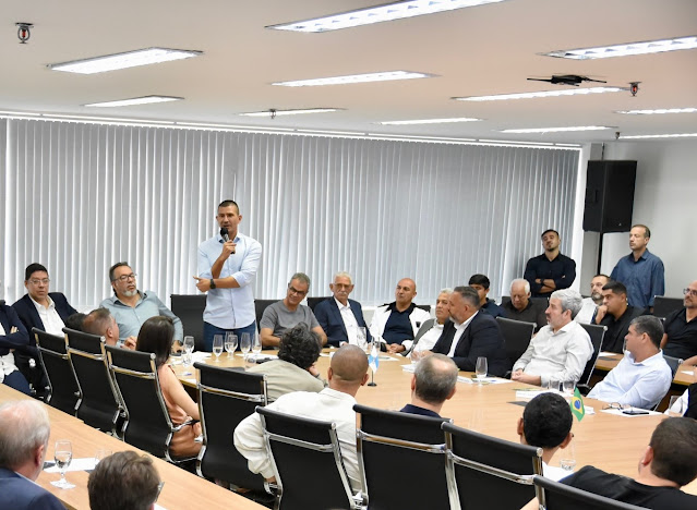 Douglas Ruas reúne prefeitos e reafirma que sua candidatura é irreversível