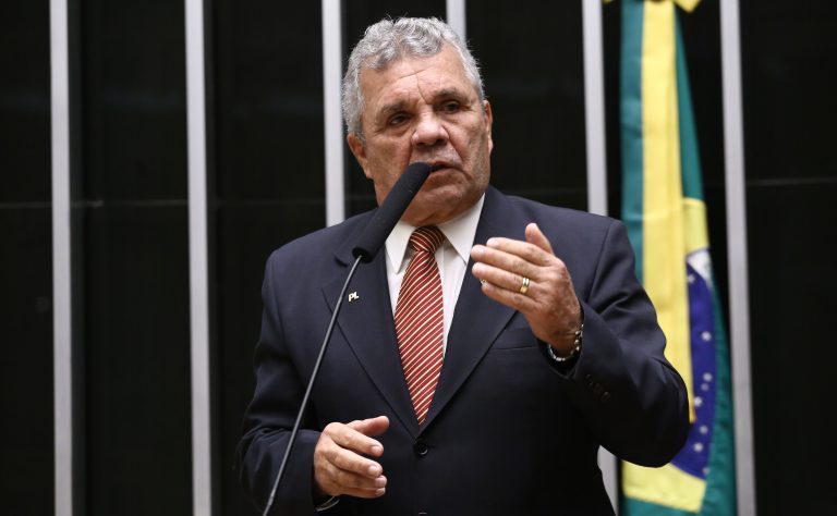 Comissão aprova projeto que proíbe armas para quem tem medida protetiva