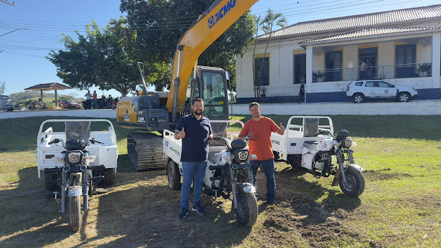 Italva é contemplada com Escavadeira Hidráulica e Motos de Carga para atender agricultores