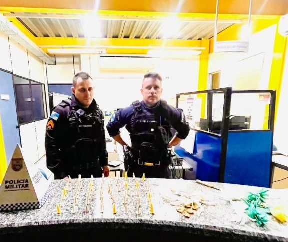 Policiais Militares apreende drogas no cemitério São Caetano, em Italva