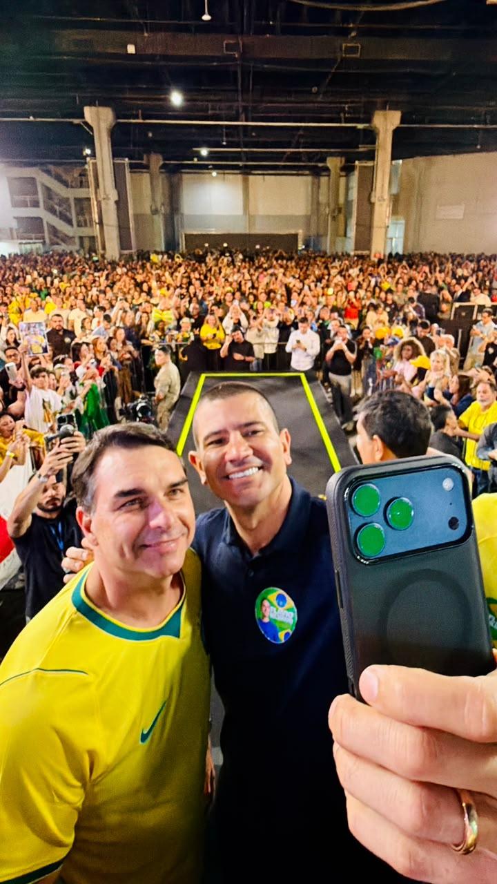 FLÁVIO BOLSONARO E DOUGLAS RUAS ABREM CAMPANHA JUNTOS EM COPACABANA NO DIA 16