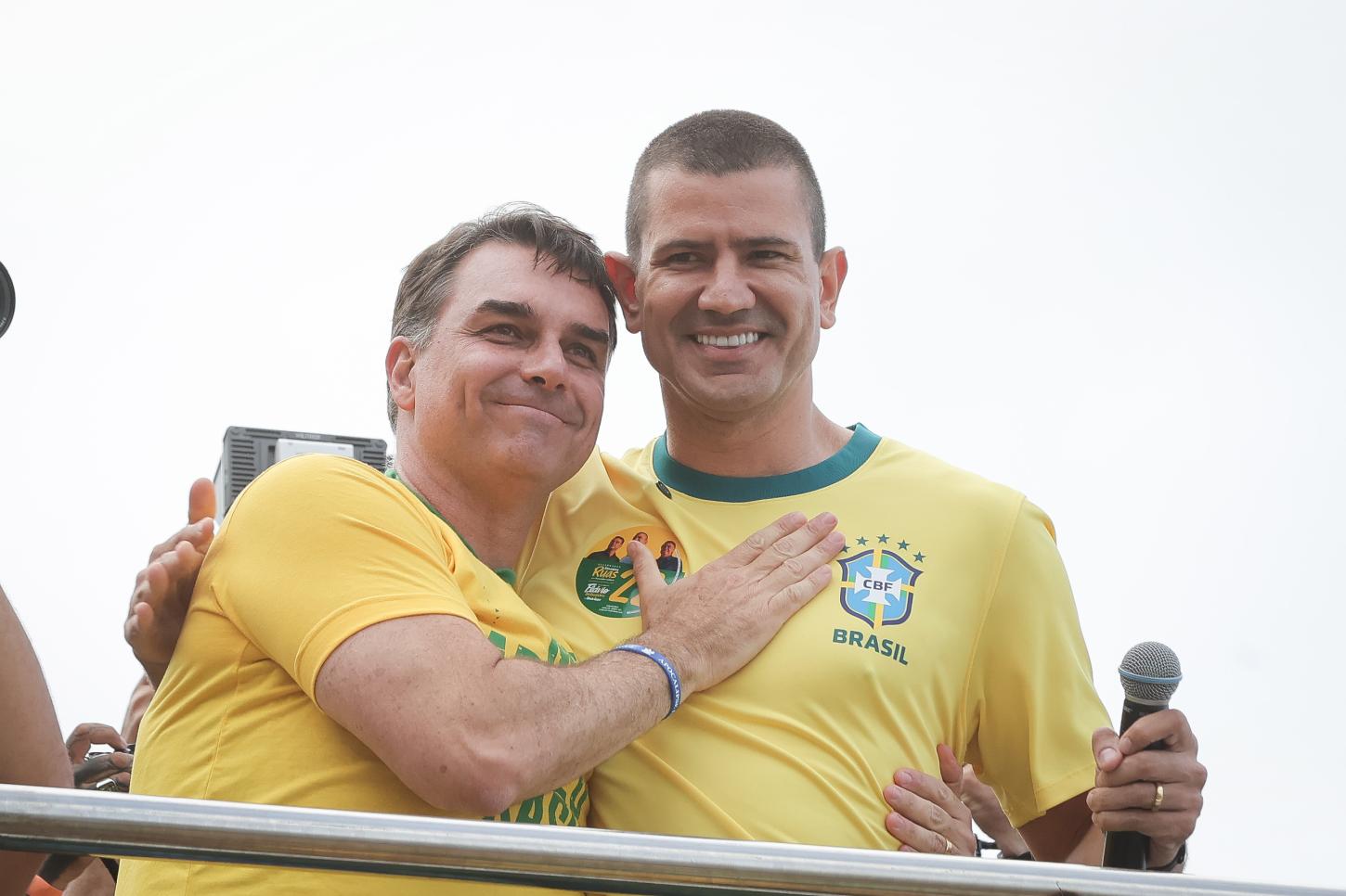 FLÁVIO BOLSONARO E DOUGLAS RUAS REÚNEM MULTIDÃO EM COPACABANA E DÃO INÍCIO À CAMPANHA ELEITORAL DE 2026