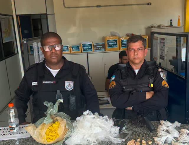 Italva: Polícia Militar apreende arma, drogas e material para endolação em área de pastagem