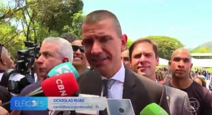 Ao lado de Flávio Bolsonaro, Ruas participa de formatura da PM e anuncia plano de segurança
