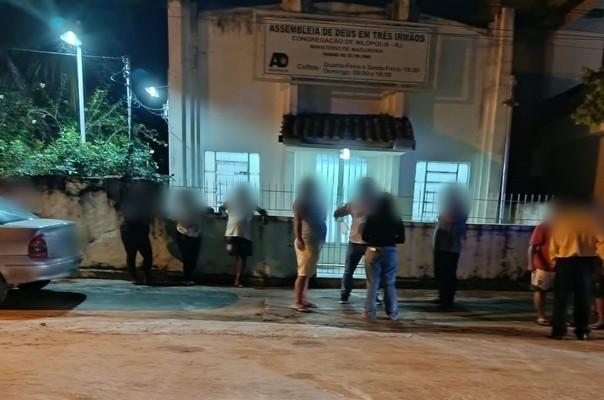  Mulher é morta com tiro na cabeça dentro de igreja durante culto em Cambuci 