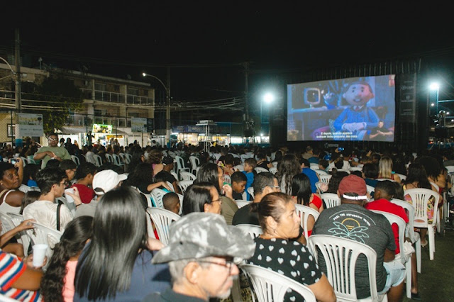 Praça de Varre-Sai vira cinema a céu aberto com sessões gratuitas, audiodescrição e pipoca