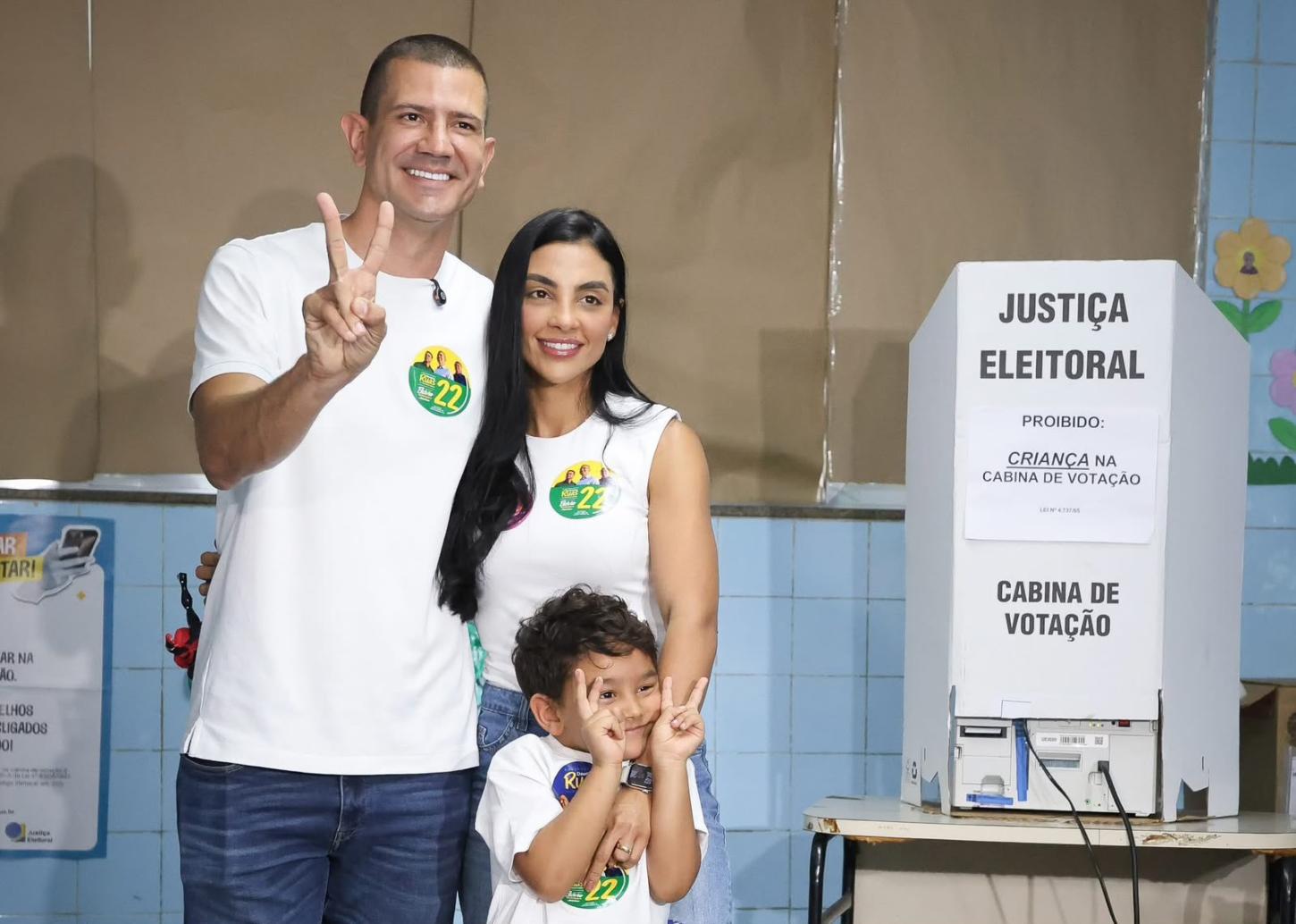 Douglas Ruas vota em São Gonçalo acompanhado da esposa e do filho