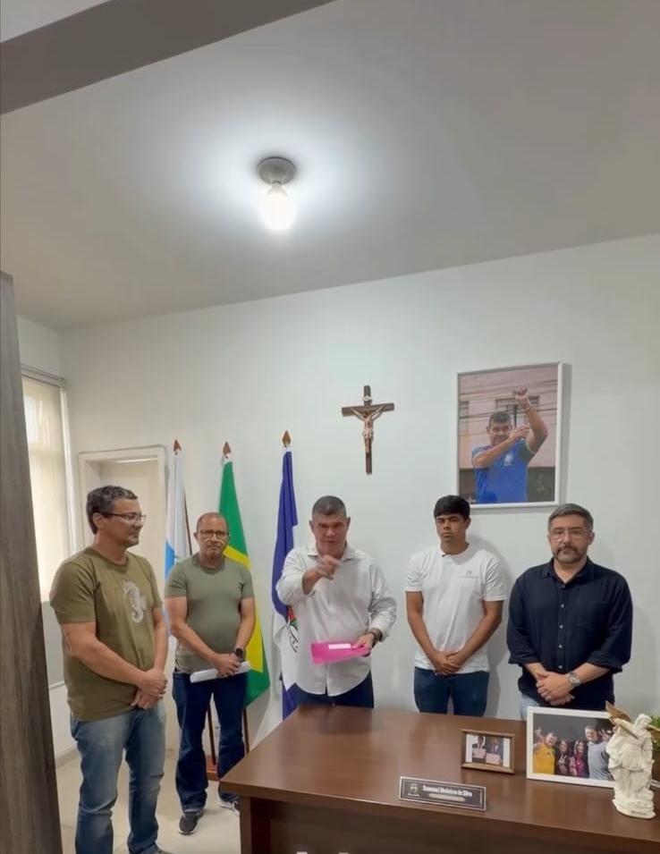 No Dia do Servidor, prefeito anuncia adequação salarial para valorizar funcionários de Itaperuna