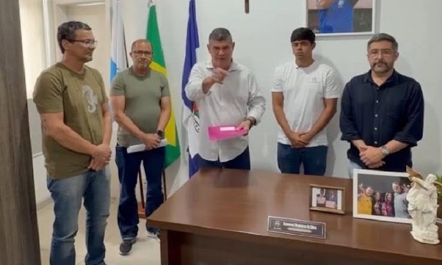 No Dia do Servidor, prefeito anuncia adequação salarial para valorizar funcionários de Itaperuna