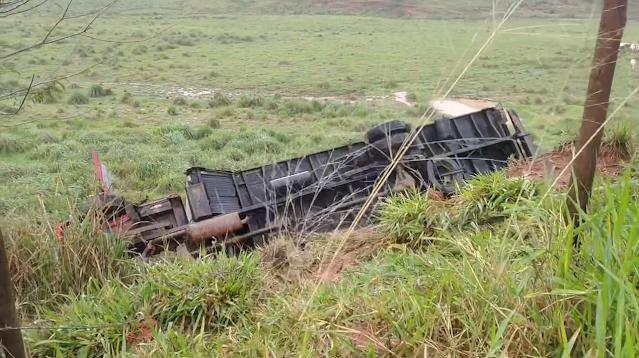 Vídeo: Caminhão tomba e cai em ribanceira na RJ-226, em Natividade