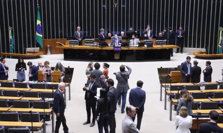 Câmara aprova regime de urgência para oito projetos de lei; acompanhe