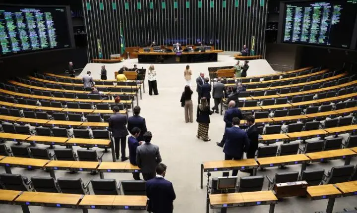 Câmara pode votar mudanças no Código Penal e suspensão da carteira de motorista por abandono de animais