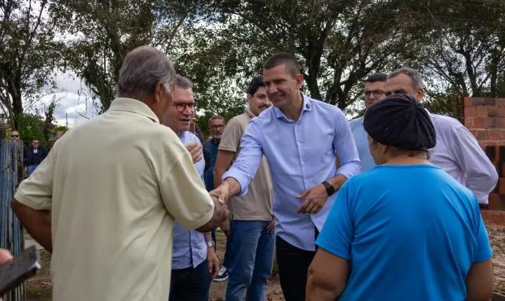 Douglas Ruas percorre Cachoeiras de Macacu e visita obras que beneficiam 50 mil moradores