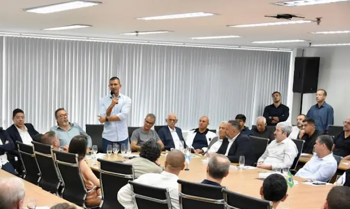 Douglas Ruas reúne prefeitos e reafirma que sua candidatura é irreversível