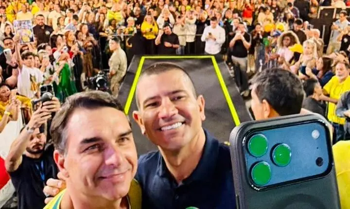 FLÁVIO BOLSONARO E DOUGLAS RUAS ABREM CAMPANHA JUNTOS EM COPACABANA NO DIA 16