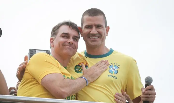 FLÁVIO BOLSONARO E DOUGLAS RUAS REÚNEM MULTIDÃO EM COPACABANA E DÃO INÍCIO À CAMPANHA ELEITORAL DE 2026