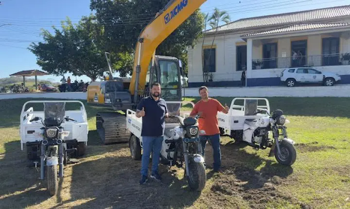 Italva é contemplada com Escavadeira Hidráulica e Motos de Carga para atender agricultores