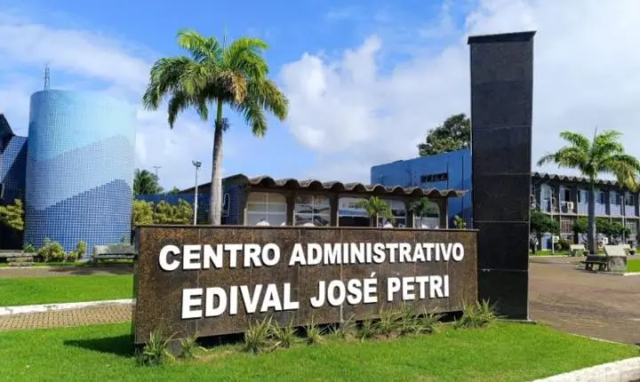 Justiça determina que prefeitura suspenda contratações, comissionados, festas e publicidade até avançar com Concurso Público