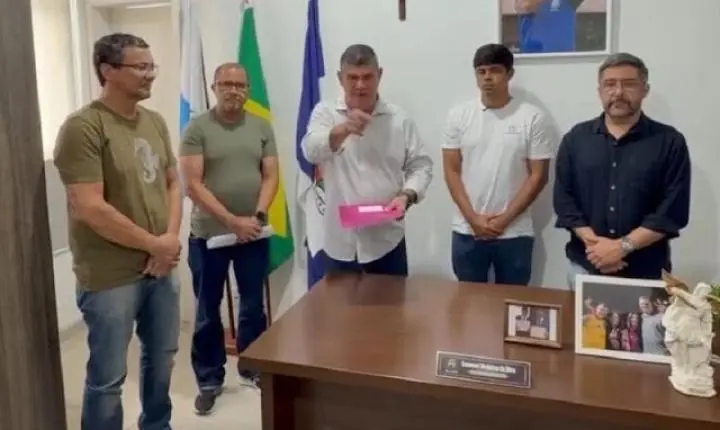 No Dia do Servidor, prefeito anuncia adequação salarial para valorizar funcionários de Itaperuna