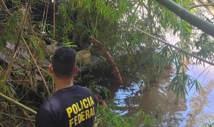 PF localiza três balsas utilizadas para mineração ilegal de ouro no Rio Muriaé, em Itaperuna
