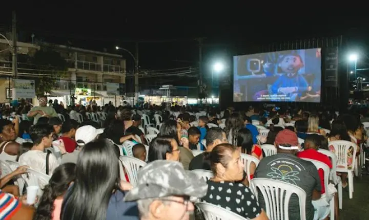 Praça de Varre-Sai vira cinema a céu aberto com sessões gratuitas, audiodescrição e pipoca