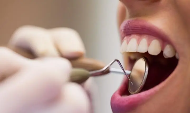 Sangramento na gengiva pede avaliação, alerta dentista
