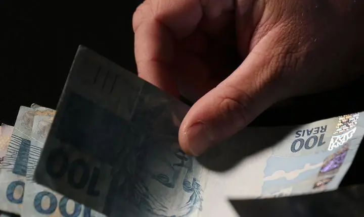 Trabalhadores nascidos em setembro e outubro recebem abono salarial