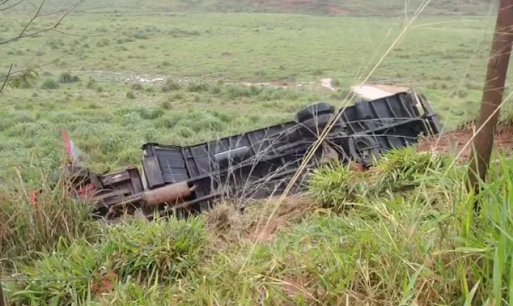 Vídeo: Caminhão tomba e cai em ribanceira na RJ-226, em Natividade
